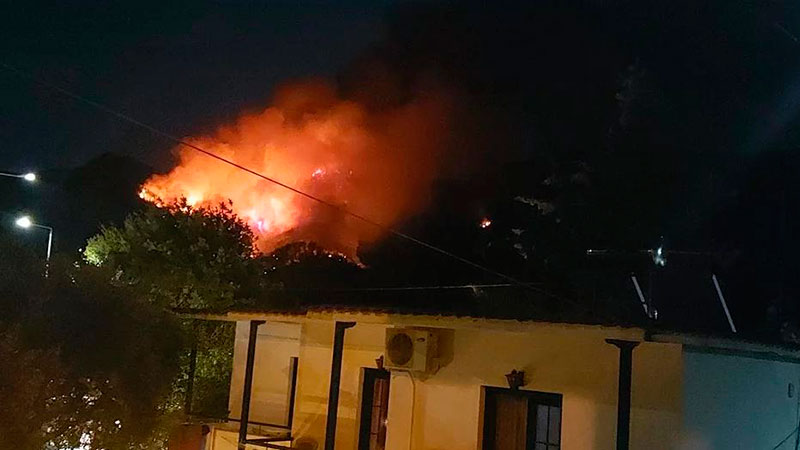 Φωτιά στη Θάσο: Εντολή εκκένωσης για Κοίνυρα – Τραυματίστηκαν εθελοντές πυροσβέστες