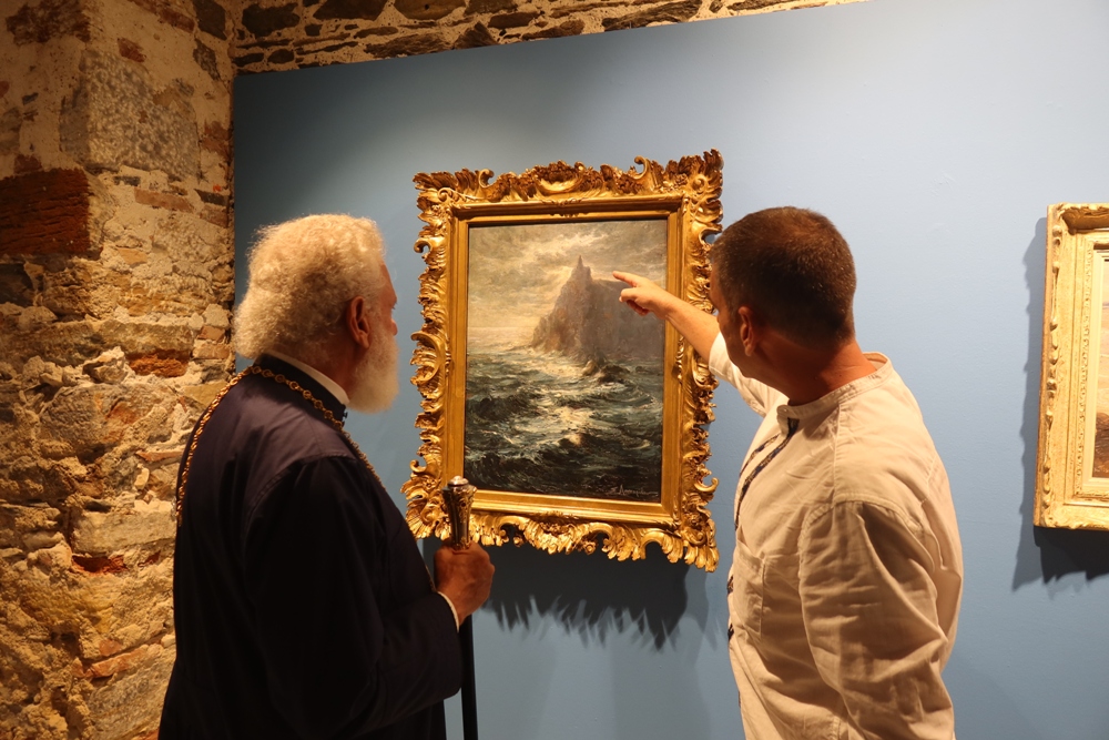 Σε Έκθεση με «Θαλασσογραφίες» ο Μητροπολίτης Σύρου