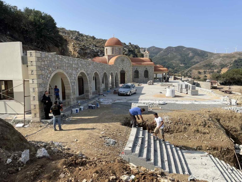 Ο Όσιος Νικηφόρος χτίζει το προσκύνημα Του