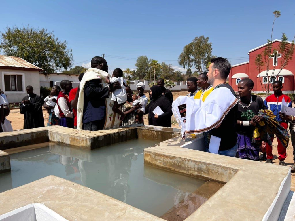 Ομαδικές βαπτίσεις στην Επισκοπή Αρούσας και Κεντρικής Τανζανίας