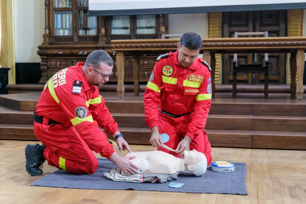 Iași: Angajații Centrului Eparhial au fost instruiți pentru a utiliza defibrilatorul instalat lângă Catedrală