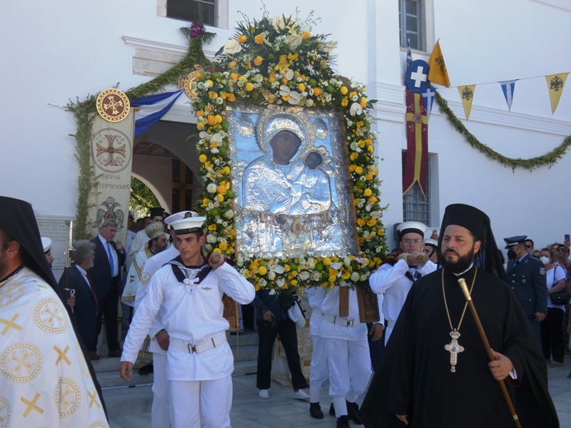 Φωτοστιγμές από τον Δεκαπενταύγουστο στην Εκατονταπυλιανή της Πάρου