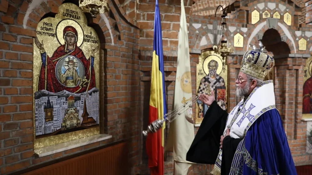 PS Iustin la slujba Paraclisului: Prin această rugăciune suntem în dialog cu Maica Domnului, îi spunem tot ca unei mame