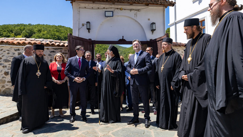 Οι Σέρβοι άνοιξαν τις πύλες της Μονής του Αγίου Πρόχορου στους Σκοπιανούς σχεδόν 20 χρόνια μετά