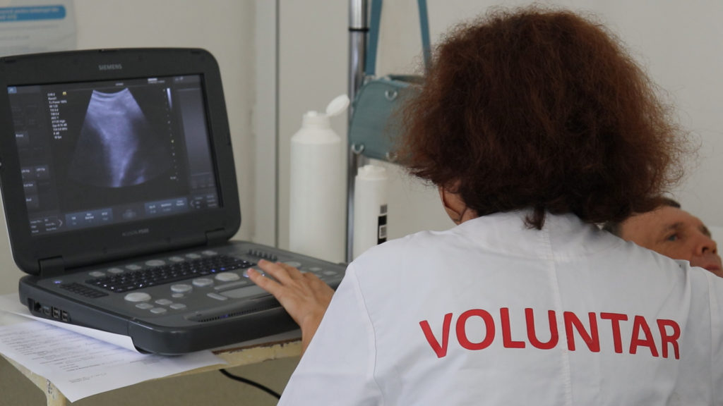 Voluntarii Catedralei Naţionale au oferit asistență medicală gratuită la zeci de persoane dintr-o localitate prahoveană