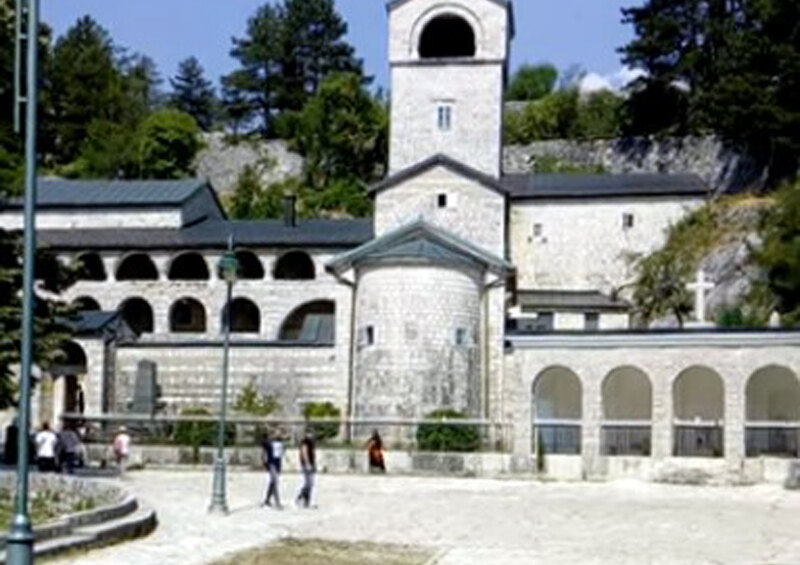 Μαυροβούνιο: Άγνωστοι προσέβαλαν και καταχράστηκαν κρατικά και εκκλησιαστικά σύμβολα