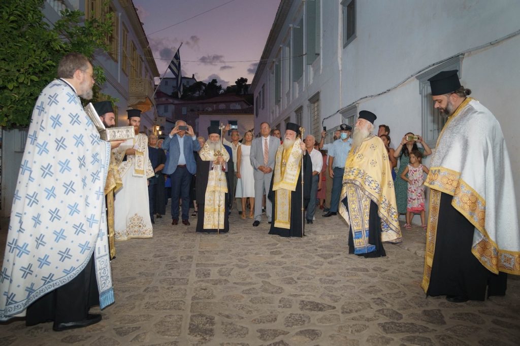 Ο Μητροπολίτης Ύδρας στον Ι. Καθεδρικό Ναό Κοιμήσεως Θεοτόκου Ύδρας