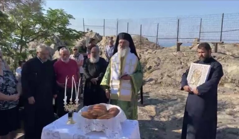 Θεία Λειτουργία για την Παναγία με θέα το απέραντο γαλάζιο