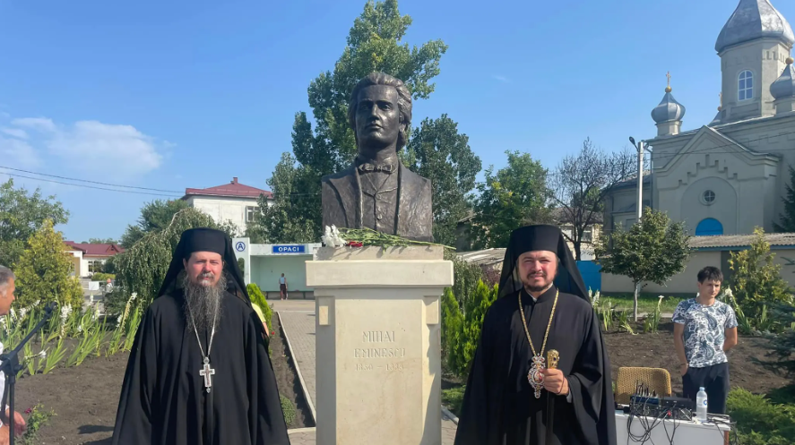 Episcopul Basarabiei de Sud și un delegat al Mănăstirii Putna au sfințit o nouă statuie a lui Mihai Eminescu