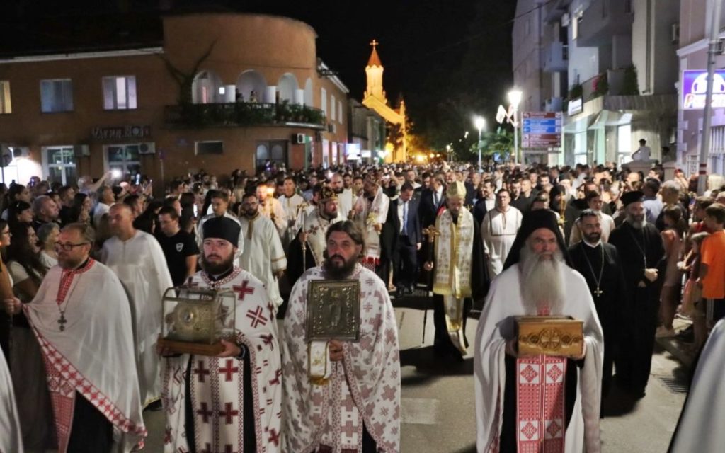 Λαοθάλασσα στους δρόμους του Τρέμπινιε για τη γιορτή της Μεταμόρφωσης του Σωτήρος