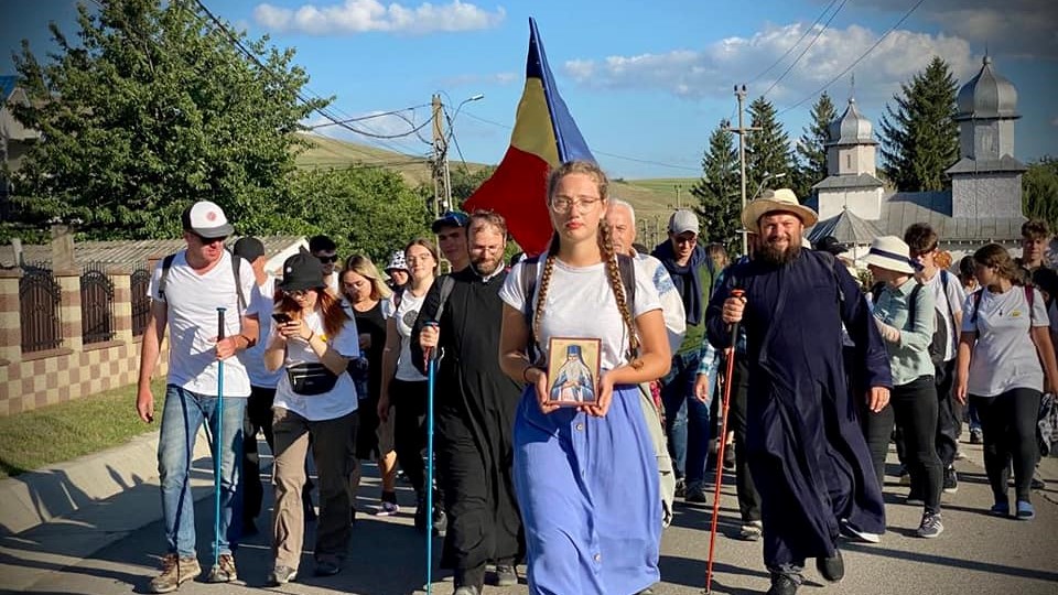 În imagini: Zeci de tineri merg pe jos către Ceahlău în pelerinajul „Pe urmele Sfinților nemțeni”