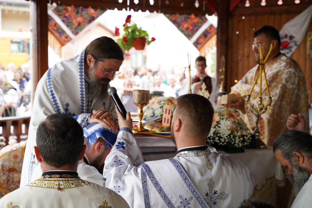 PS Macarie în satul natal: Maica Domnului ne acoperă cu acoperământul ei cel luminos și tămăduitor