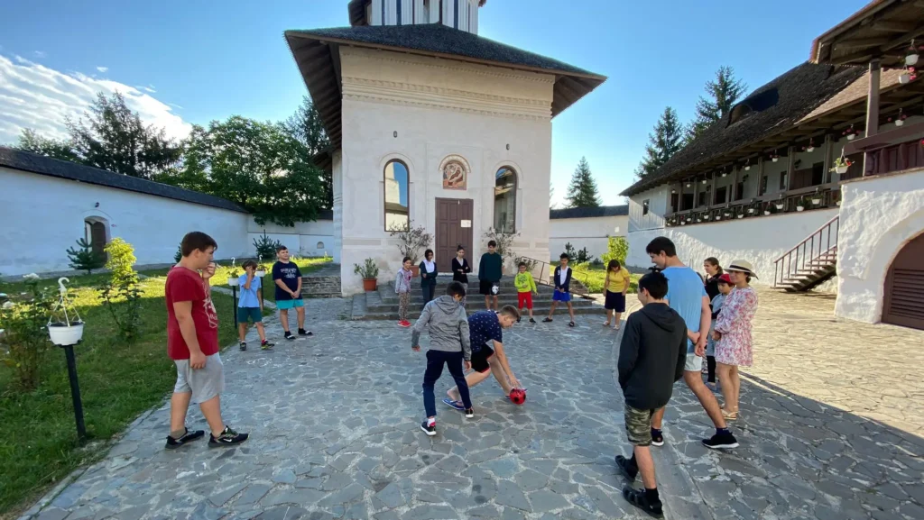 Copii bucureșteni, în tabără de șapte zile sub streașina Bisericii Apostolache (FOTO)