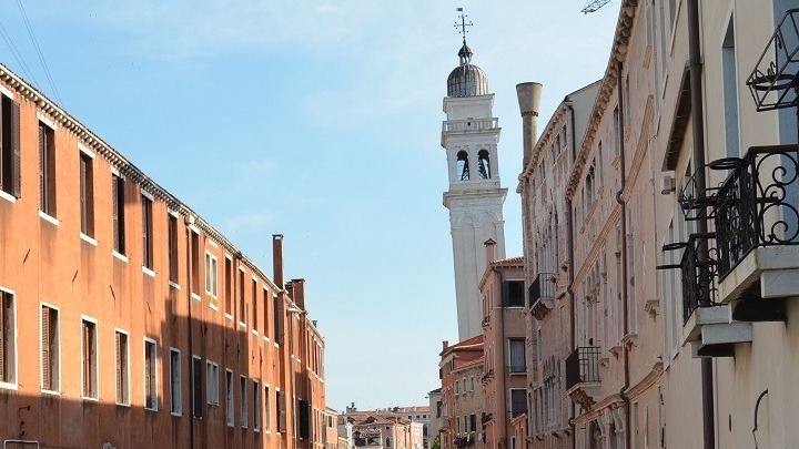 Βενετία: Το ελληνορθόδοξο καμπαναριό που γέρνει σαν τον Πύργο της Πίζας