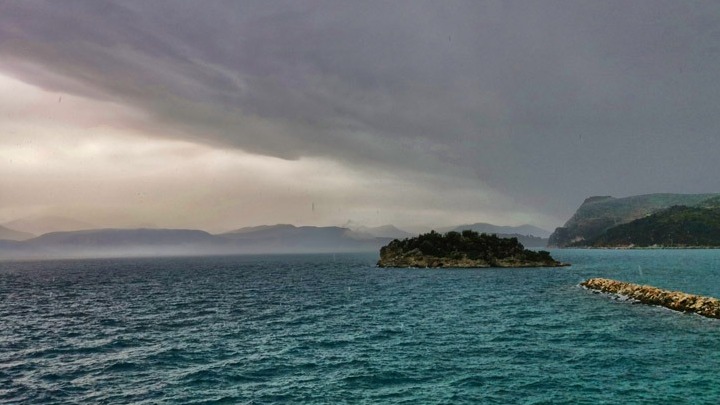 Τοπικές βροχές και καταιγίδες σήμερα, κυρίως από το μεσημέρι (και στην Αττική)