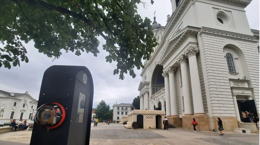 Απινιδωτής έξω απ’ τον Καθεδρικό Ναό στο Ιάσιο