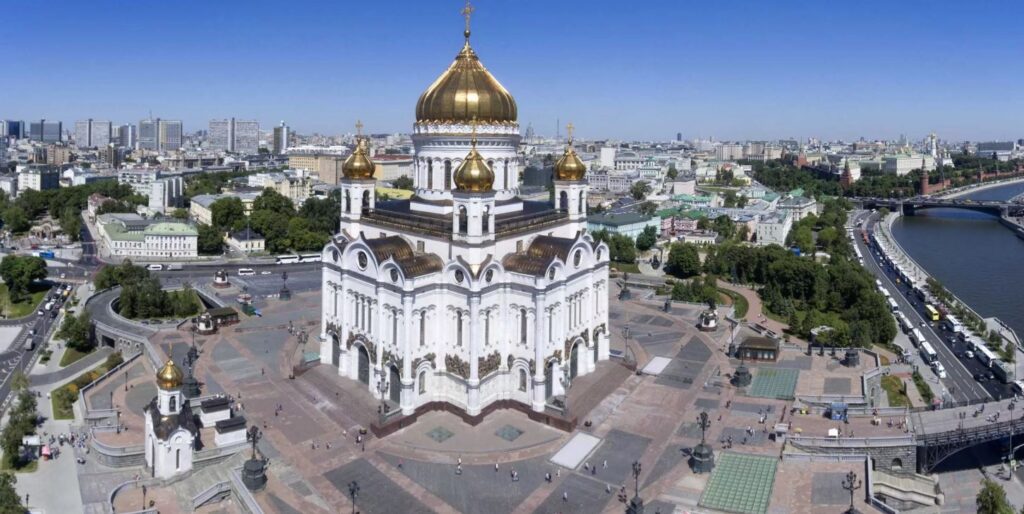 В день памяти преподобного Серафима Саровского управляющий делами Московской Патриархии совершил Божественную литургию в Храме Христа Спасителя