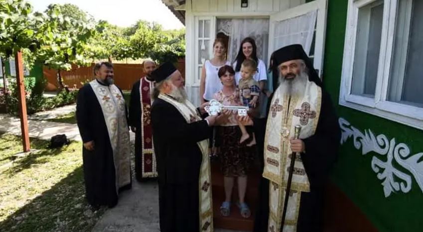 Mănăstirea Hadâmbu a donat o casă pentru o mamă cu cinci copii din Republica Moldova