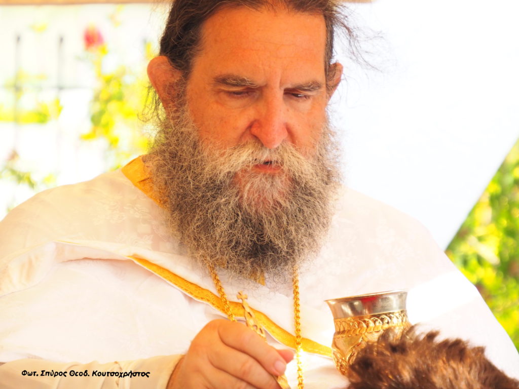 Πατήρ Ευάγγελος Παπανικολάου: «Στην εκκλησία μπαίνεις κόρακας και προσπαθείς να γίνεις περιστέρι»