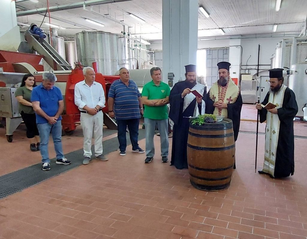 Με αγιασμό ξεκίνησε η έναρξη συγκομιδής σταφυλιών στη Σαντορίνη