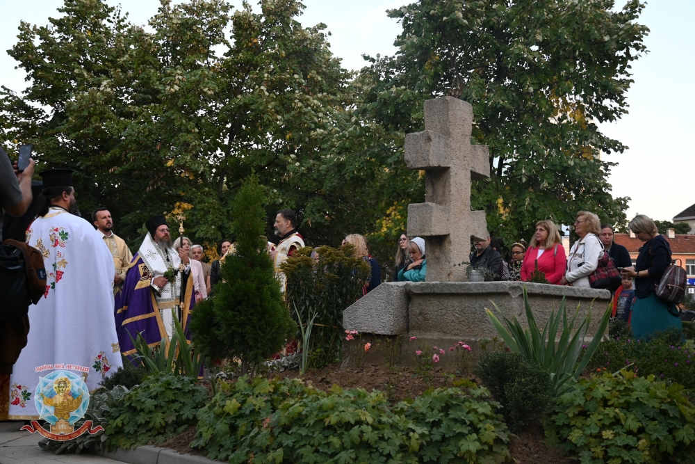 Архиерейска велика вечерня в столичния храм “Въздвижение на Светия Кръст Господен”