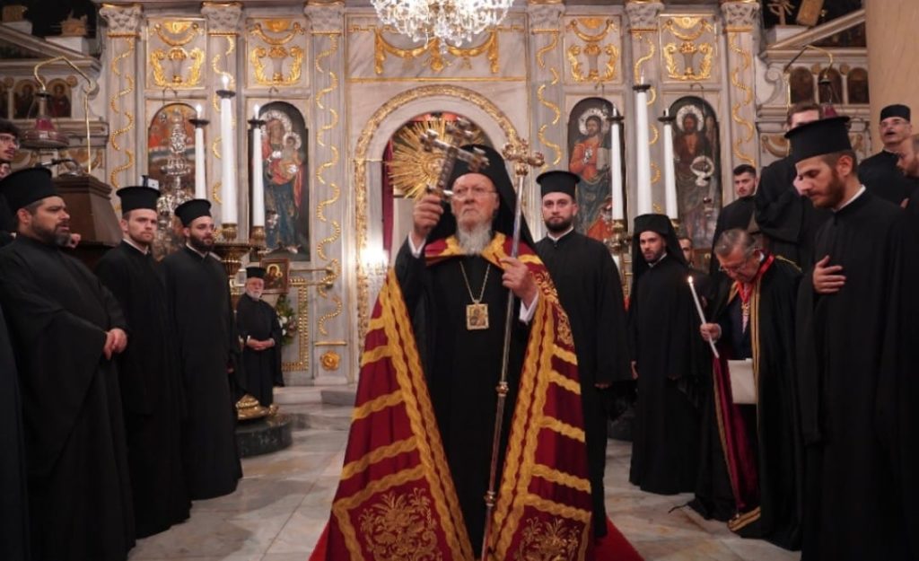 البطريرك المسكوني يمنح رتبة ارشون لمستشار محافظ جبل اثوس بحضوره