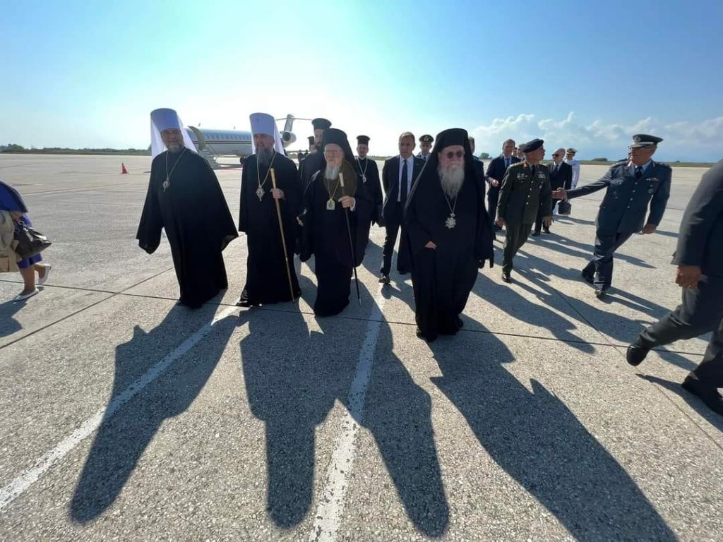 ‎صور وصول صاحب القداسة وصاحبي الغبطة مطار كافالا