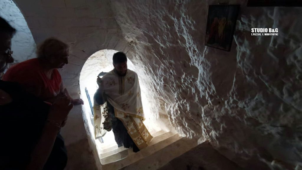 Ναύπλιο: Πανηγυρίζει το απόκρημνο εκκλησάκι της Παναγίας στην παραλία Καραθώνας