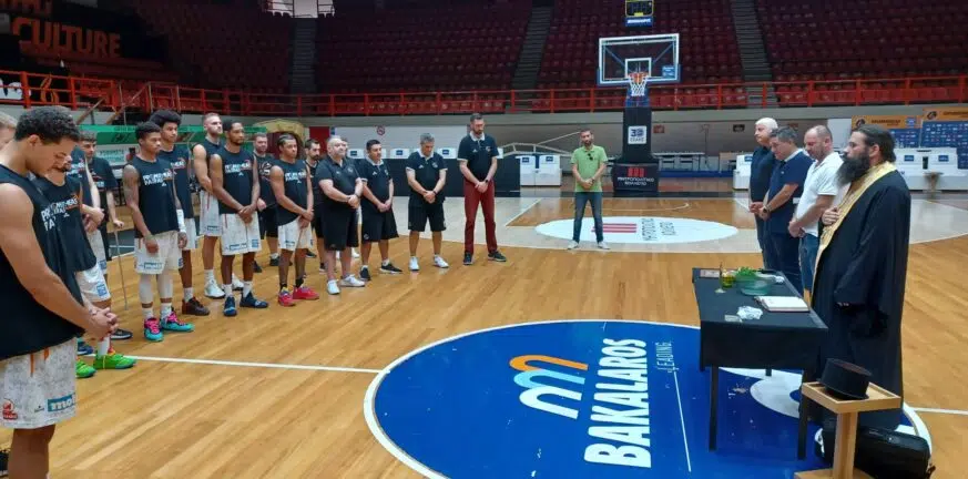 Ιερέας τέλεσε τον Αγιασμό στην ΚΑΕ Προμηθέας – Μοίρασε σταυρουδάκια και εικόνες του Ιησού στους παίχτες