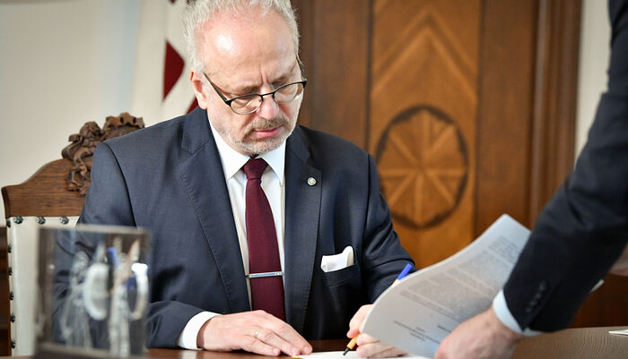 LATVIAN PRESIDENT SUBMITS BILL TO SEPARATE LATVIAN CHURCH FROM MOSCOW PATRIARCHATE