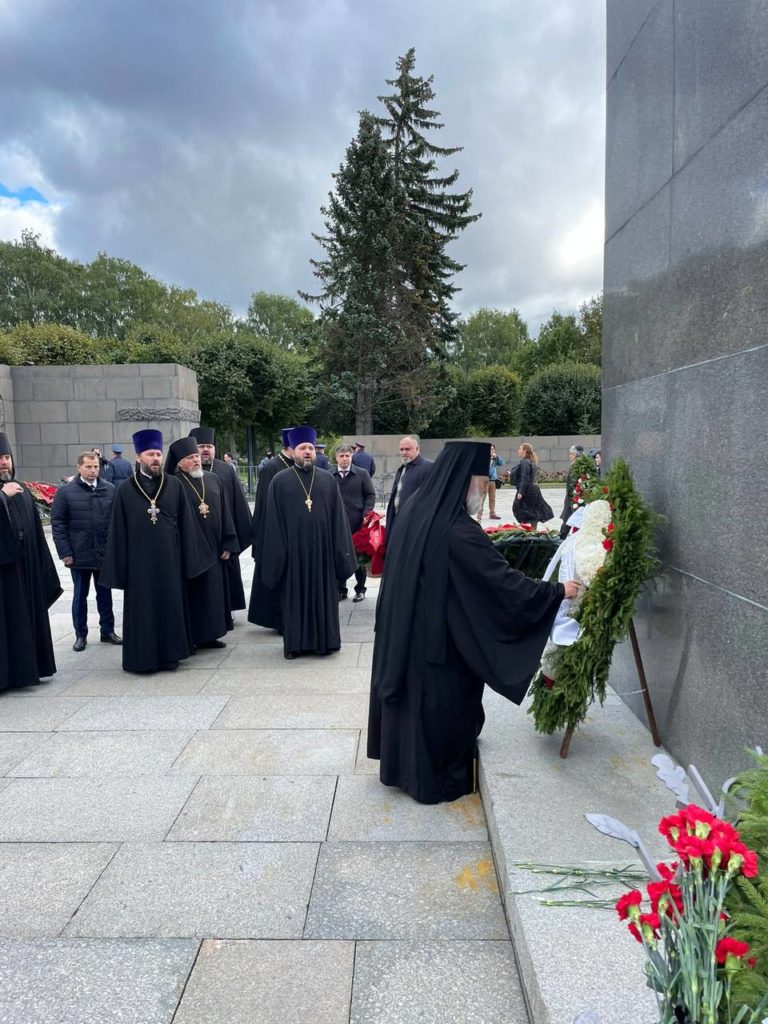 Делегация Санкт-Петербургской епархии приняла участие в возложении венков на Пискаревском кладбище по случаю 81-й годовщины начала блокады Ленинграда