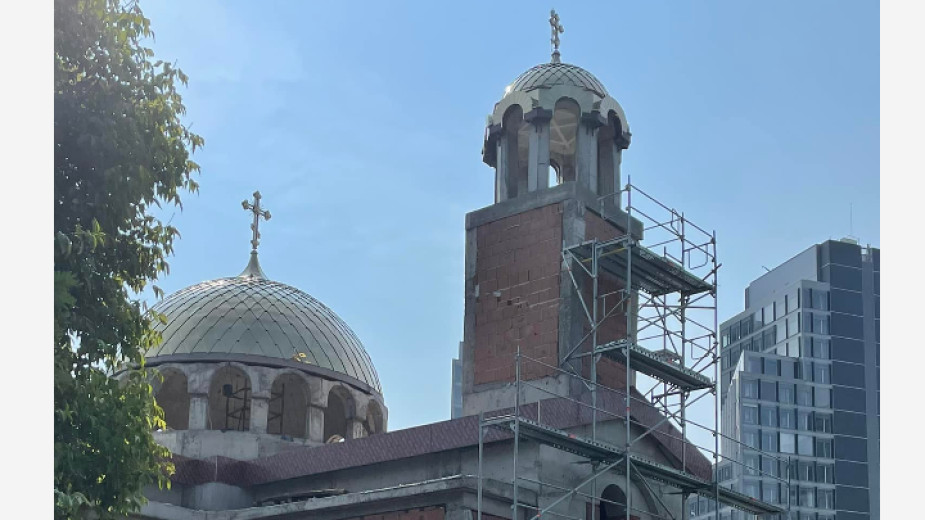 Започна изграждането на скатния покрив на новата църква в район “Изгрев”