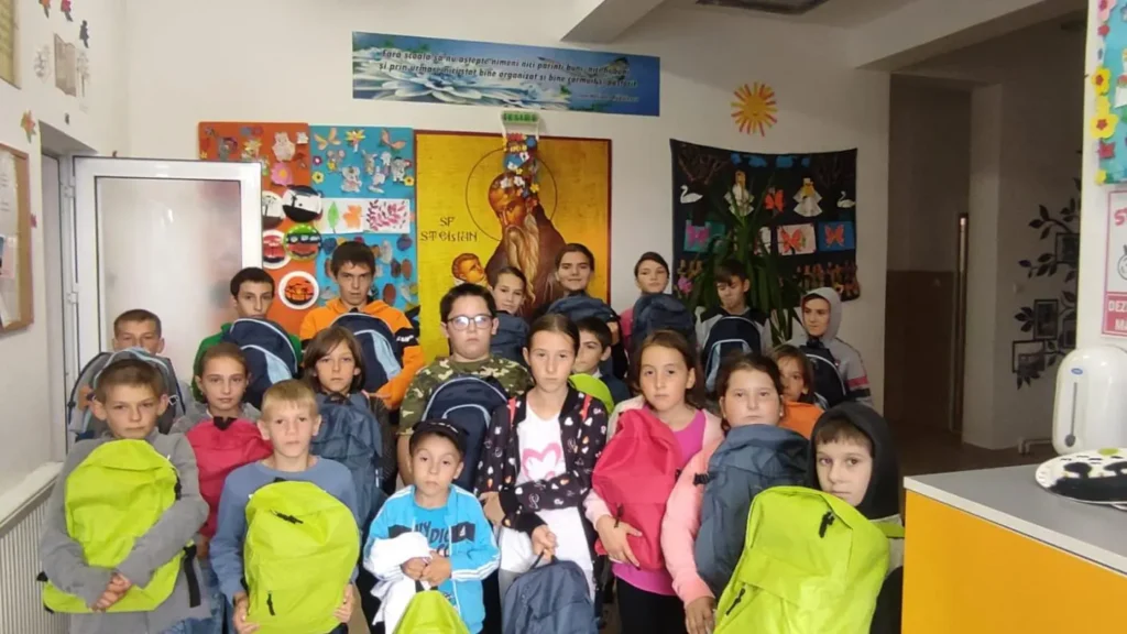 Filantropia Ortodoxă Huși a oferit ghiozdane și rechizite copiilor din centrele sale de zi
