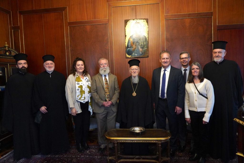 Στελέχη του Μουσείου που επιστρέφει το κλεμμένο “Ευαγγελιστάριο 220” συναντήθηκαν με τον Οικουμενικό Πατριάρχη