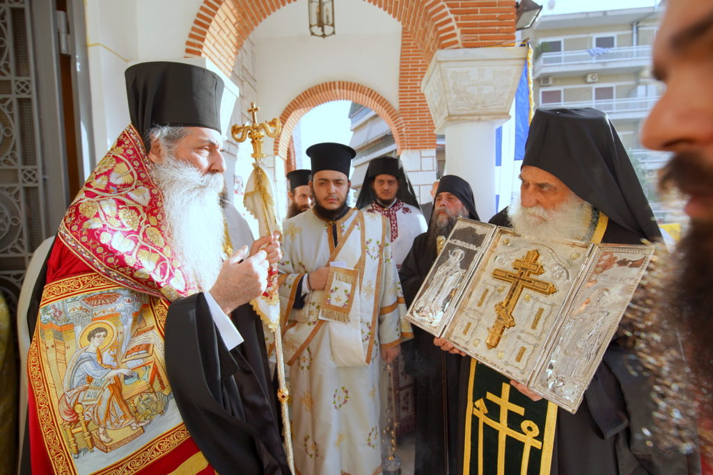 Ι.Μ. Πειραιώς: Τμήματα του Τιμίου Σταυρού, των παναχράντων Ήλων, του Ακανθίνου Στεφάνου και Λείψανα των Αγίων Κωνσταντίνου και Ελένης προς προσκύνηση