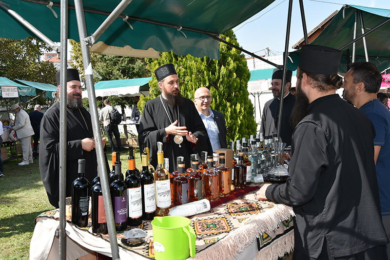 Фестивал манастирских вина и других производа у порти храма Светог Илије у Миријеву