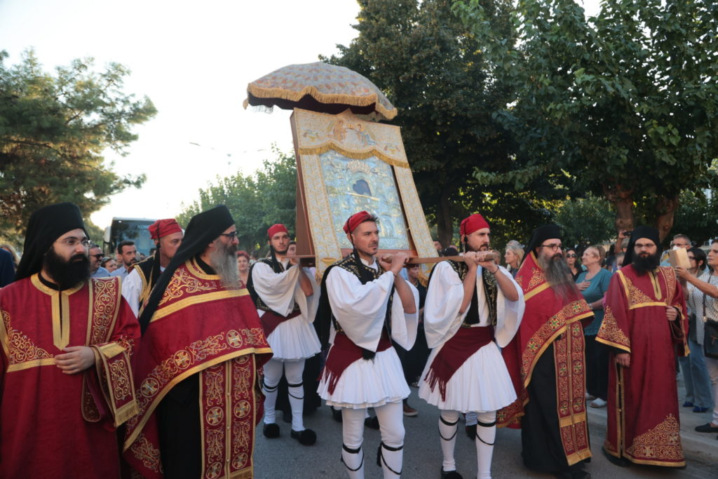 Η Κομοτηνή κλίνει το γόνυ στο «Άξιον Εστίν» – Κλήρος και λαός υποδέχθηκαν την Ιερά Εικόνα με τιμές (ΦΩΤΟ/VIDEO)