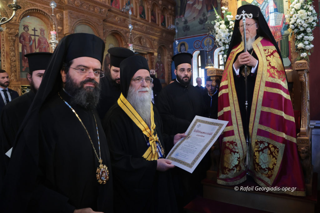 Ύψιστη τιμητική διάκριση της Ιεράς Μητροπόλεως Μαρωνείας στον Πρωτεπιστάτη και τον Πολιτικό Διοικητή του Αγίου Όρους