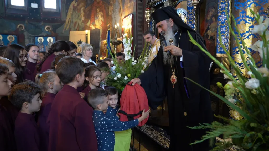 O mică parohie românească din diaspora trimite din nou în țară ghiozdane cu rechizite: în județul Constanța
