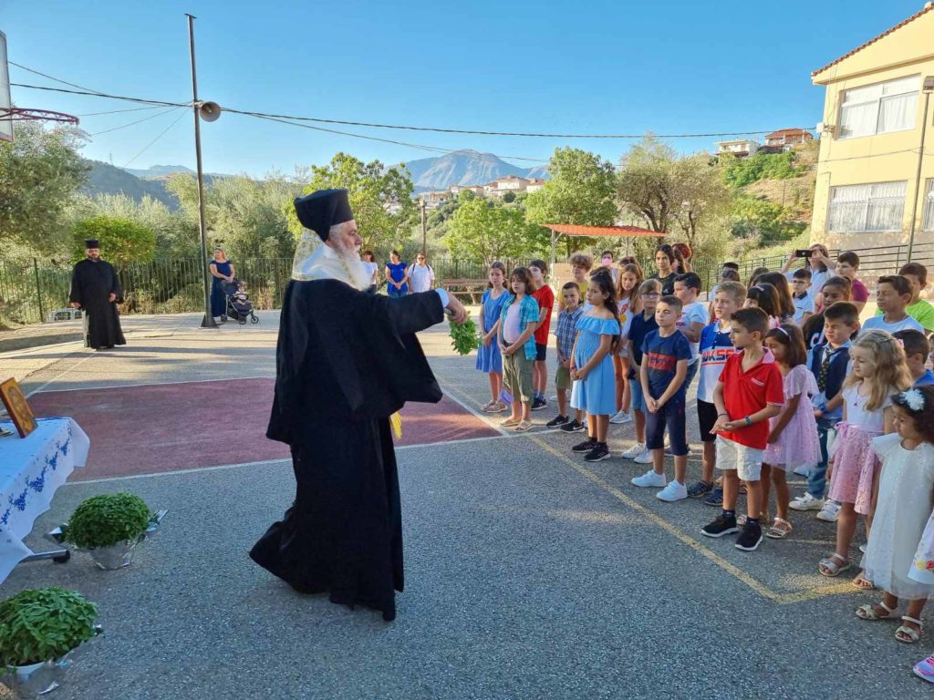 Καλαβρύτων Ιερώνυμος σε μαθητές: ΝΑΙ στη γνώση, ΝΑΙ στην αγάπη