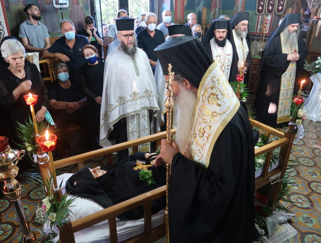 Φθιώτιδος Συμεών: «Η μητέρα μας πορεύεται σήμερα για το Κοινόβιο του Ουρανού»