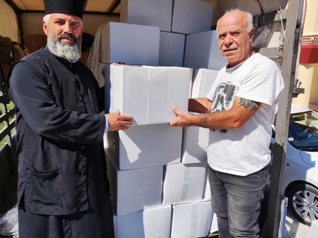 Διανομή τροφίμων από τη Μητρόπολη Μαρωνείας (ΦΩΤΟ)