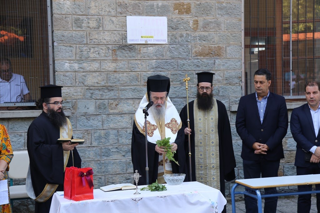 Ναυπάκτου Ιερόθεος: Αγιασμός στο Παπαστράτειο Γυμνάσιο όπου αποφοίτησε και επισκέψεις σε Σχολεία του Αγρινίου