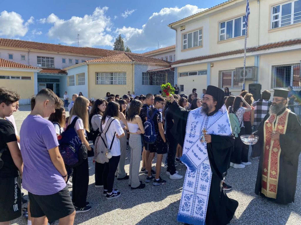 Καστορίας Καλλίνικος: Αγιασμός και έκκληση στους μαθητές να έχουν ανοιχτή γραμμή με τη Μητρόπολη