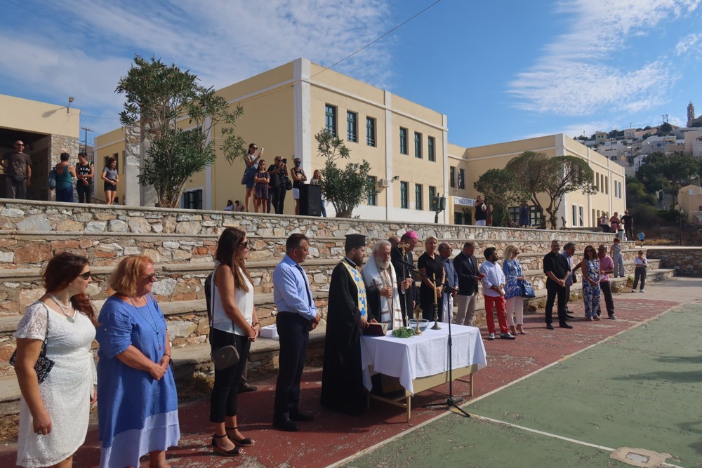 Σύρου Δωρόθεος: Αγιασμός σε εκπαιδευτήρια και μήνυμα για τα παιδιά που ξεριζώθηκαν από τη Μικρά Ασία πριν από 100 χρόνια (φωτό)