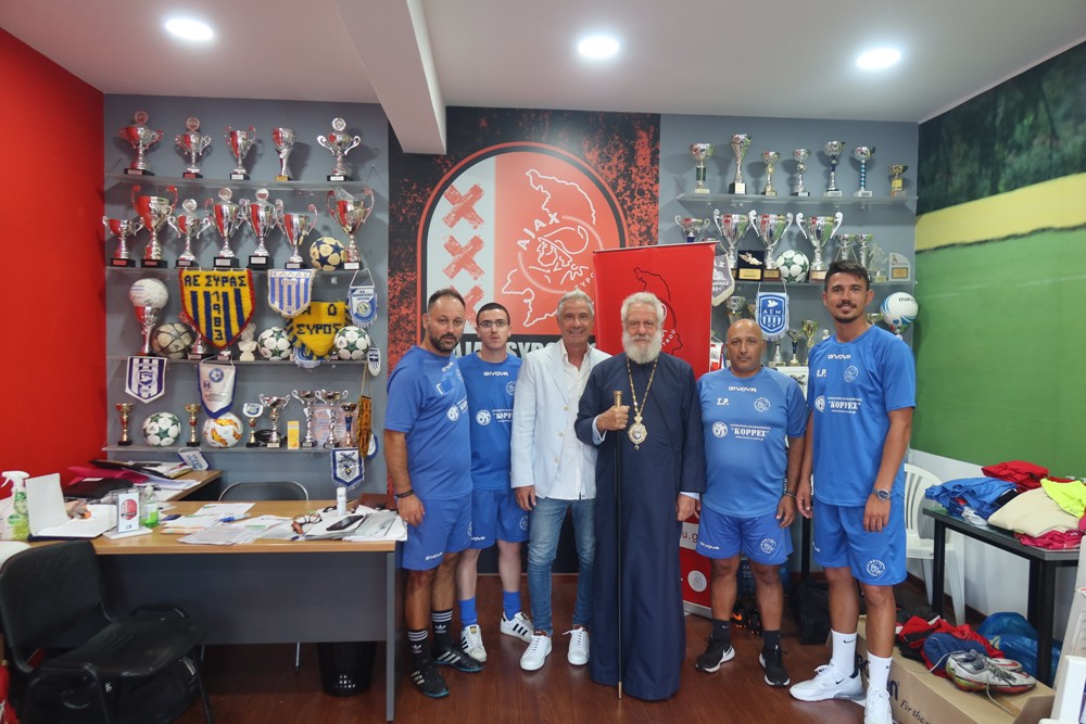 Ο Σύρου Δωρόθεος ευλόγησε τον «ΑΓΙΑΞ» Σύρου (ΦΩΤΟ)