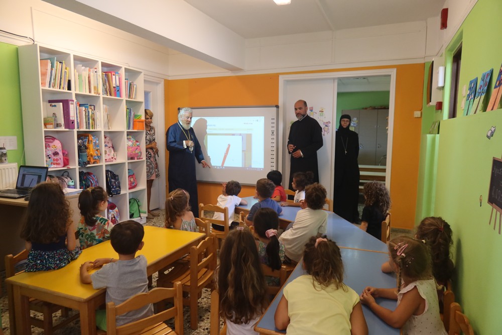Επίσκεψη του Μητροπολίτη Σύρου στο Νηπιαγωγείο, Βρεφονηπιακό και Παιδικό Σταθμό της Ιεράς Μητρόπολης