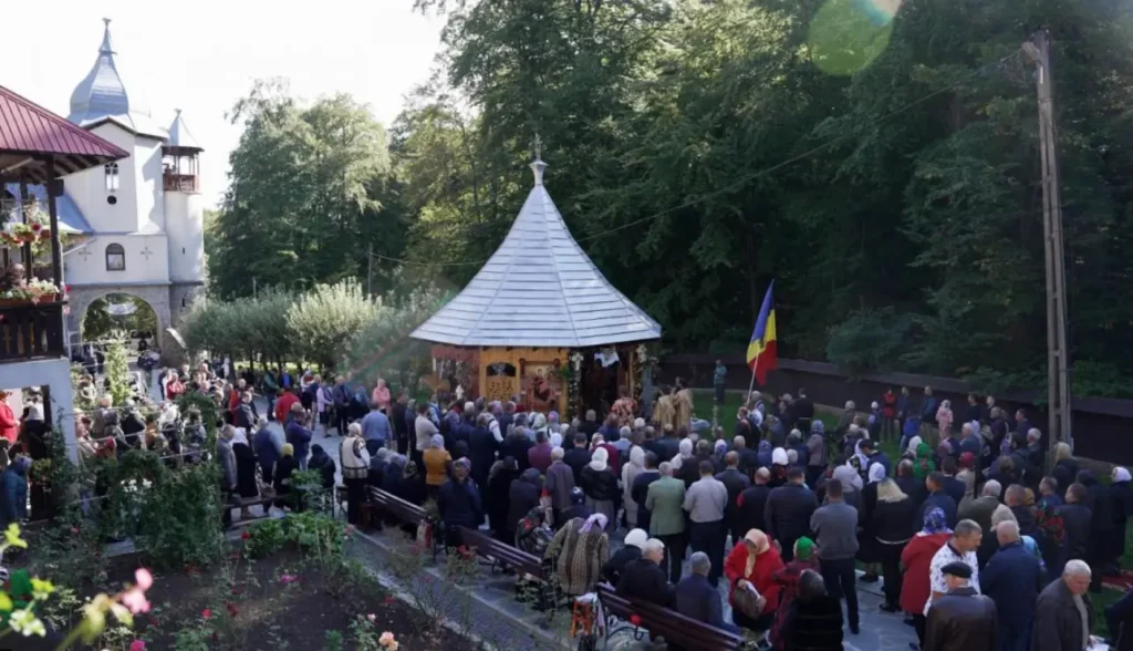 Mitropolitul Teofan a explicat la hramul Mănăstirii Brusturi ce presupune a purta crucea cu responsabilitate