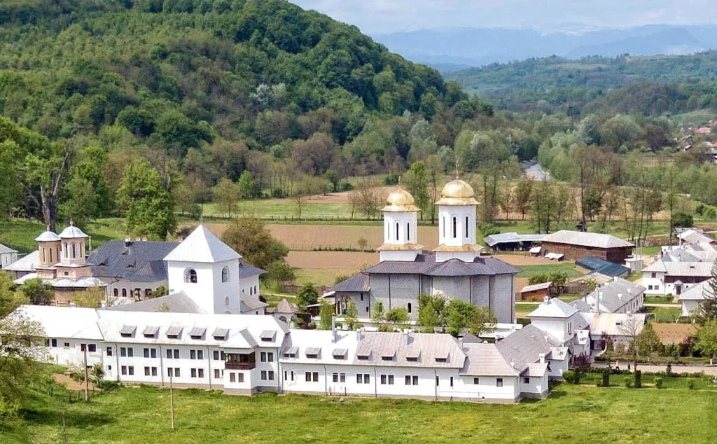 Arhiepiscopia Râmnicului: Biserica Mănăstirii Dintr-un Lemn va fi sfințită la Sărbătoarea Nașterii Maicii Domnului