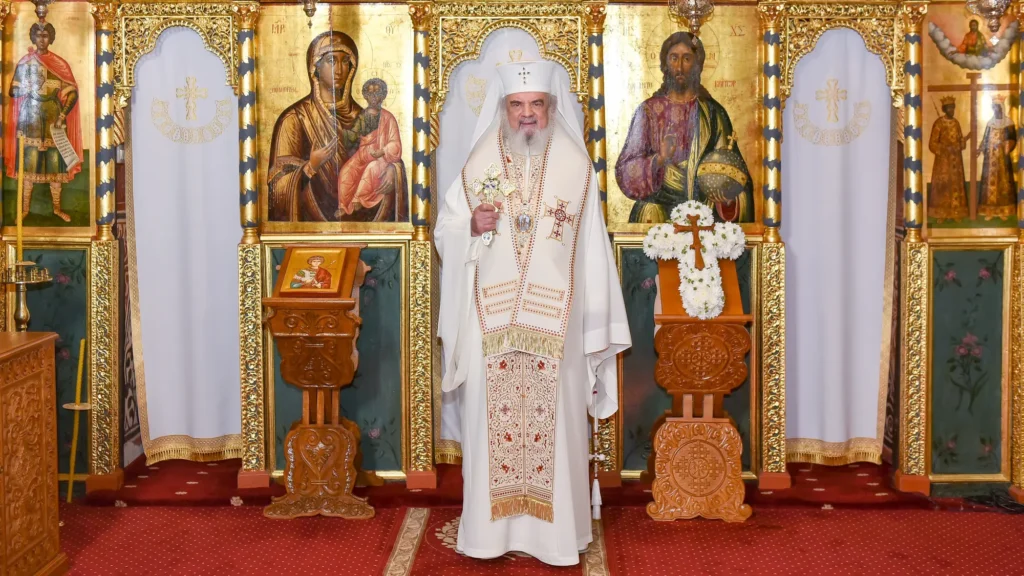 Patriarhul Daniel: Prin Cruce, Hristos a schimbat suferința în biruință / El ne dăruiește putere ca să ne purtăm crucea vieții
